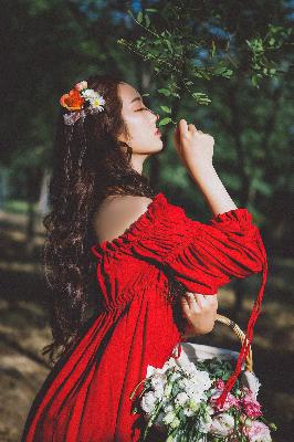 妹妹刚洗完澡来到客厅的背景故事